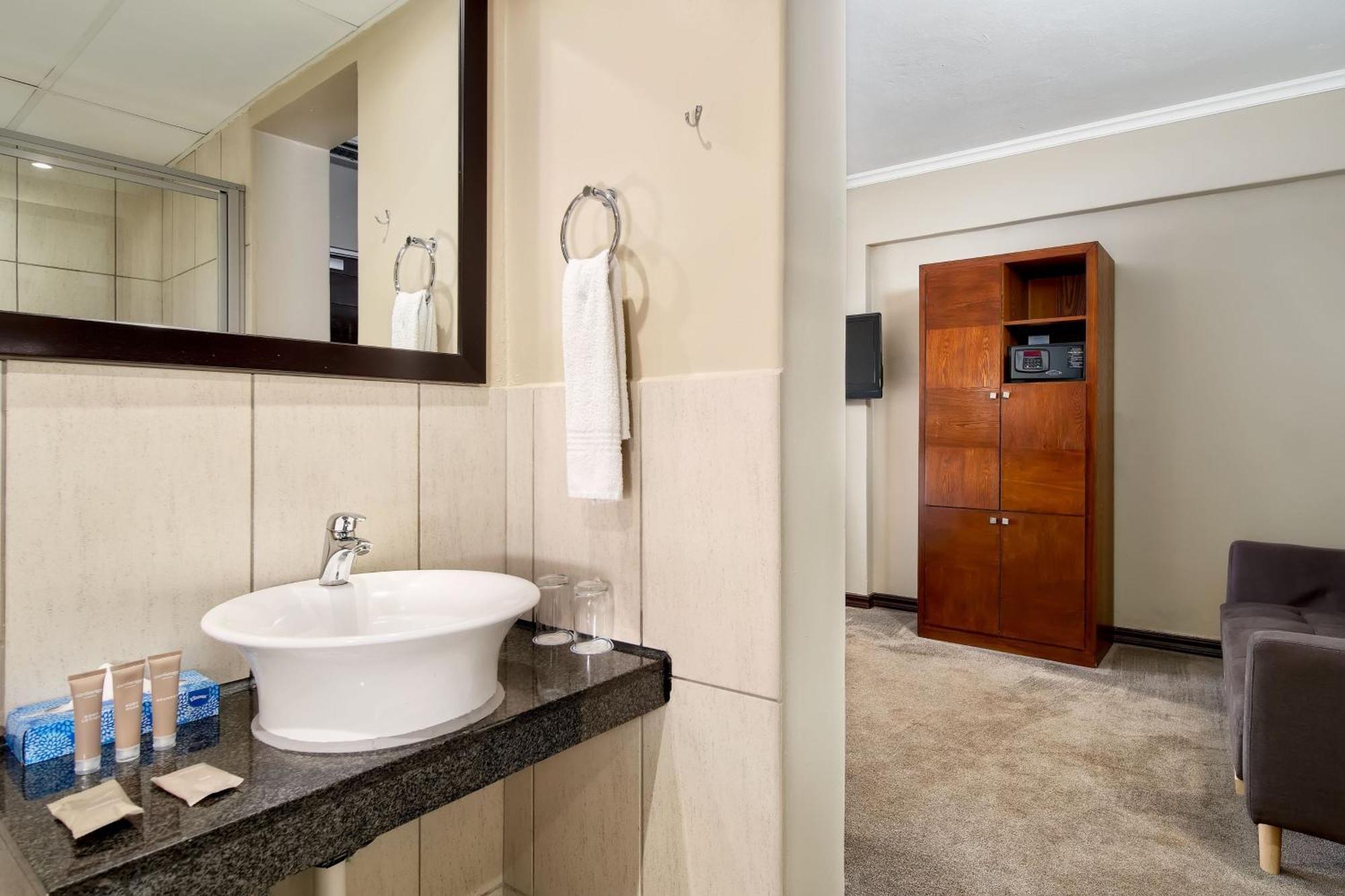 Protea Hotel By Marriott Pretoria Hatfield Room photo