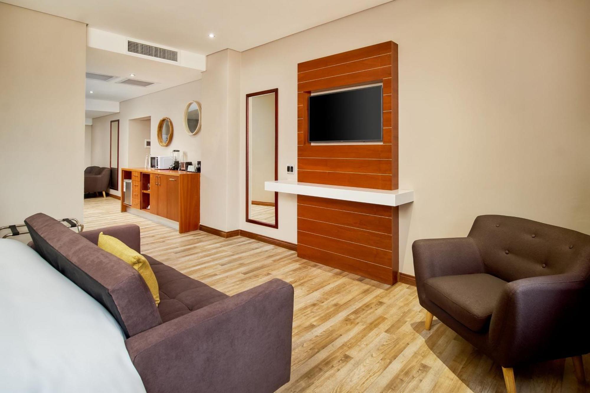 Protea Hotel By Marriott Pretoria Hatfield Exterior photo