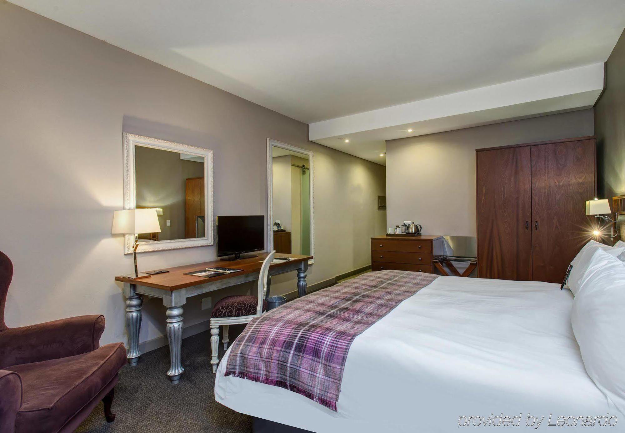 Protea Hotel By Marriott Pretoria Hatfield Exterior photo