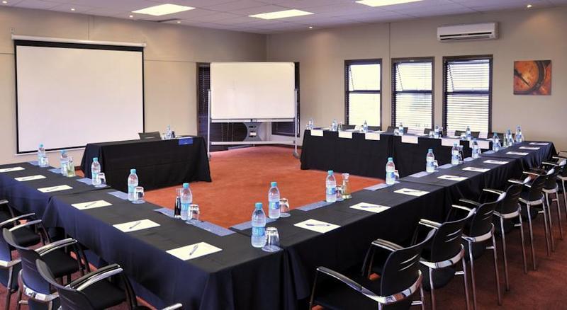 Protea Hotel By Marriott Pretoria Hatfield Exterior photo